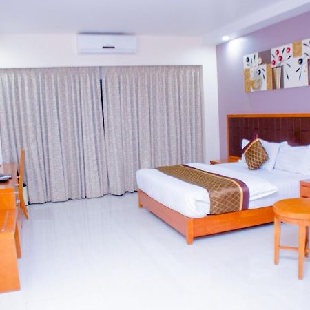 Hotel Platinum 金沙萨 外观 照片