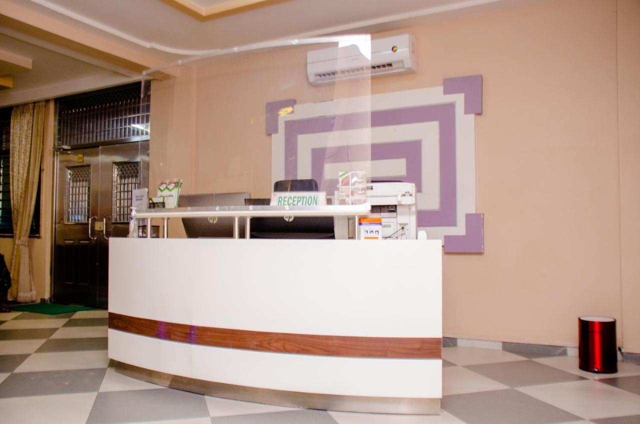 Hotel Platinum 金沙萨 外观 照片