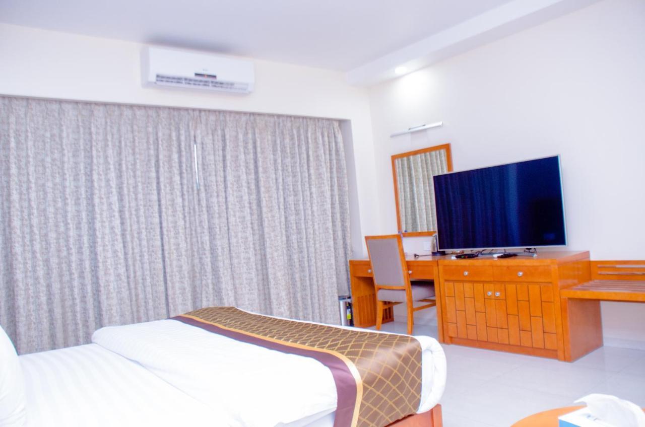 Hotel Platinum 金沙萨 外观 照片