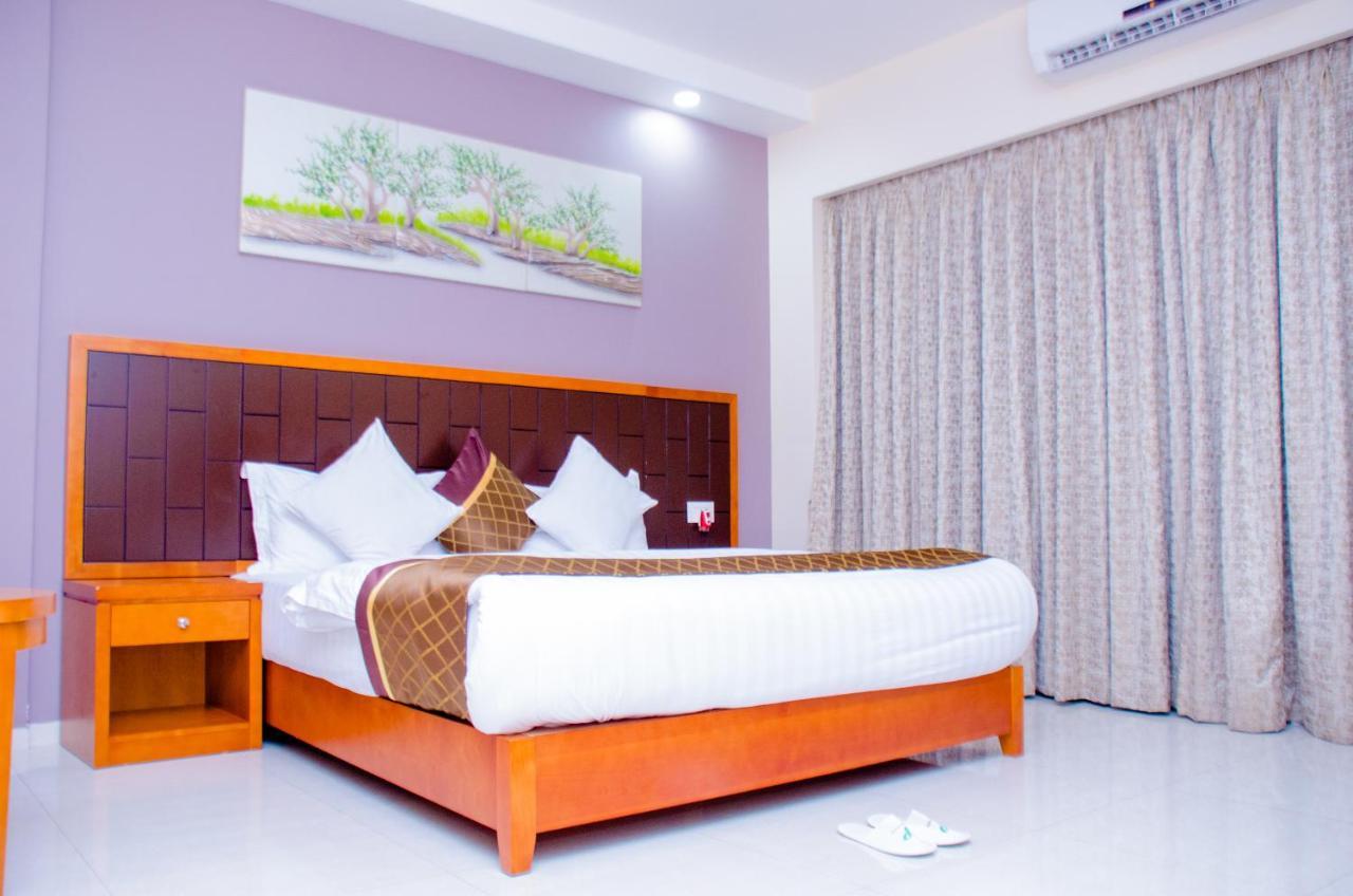 Hotel Platinum 金沙萨 外观 照片