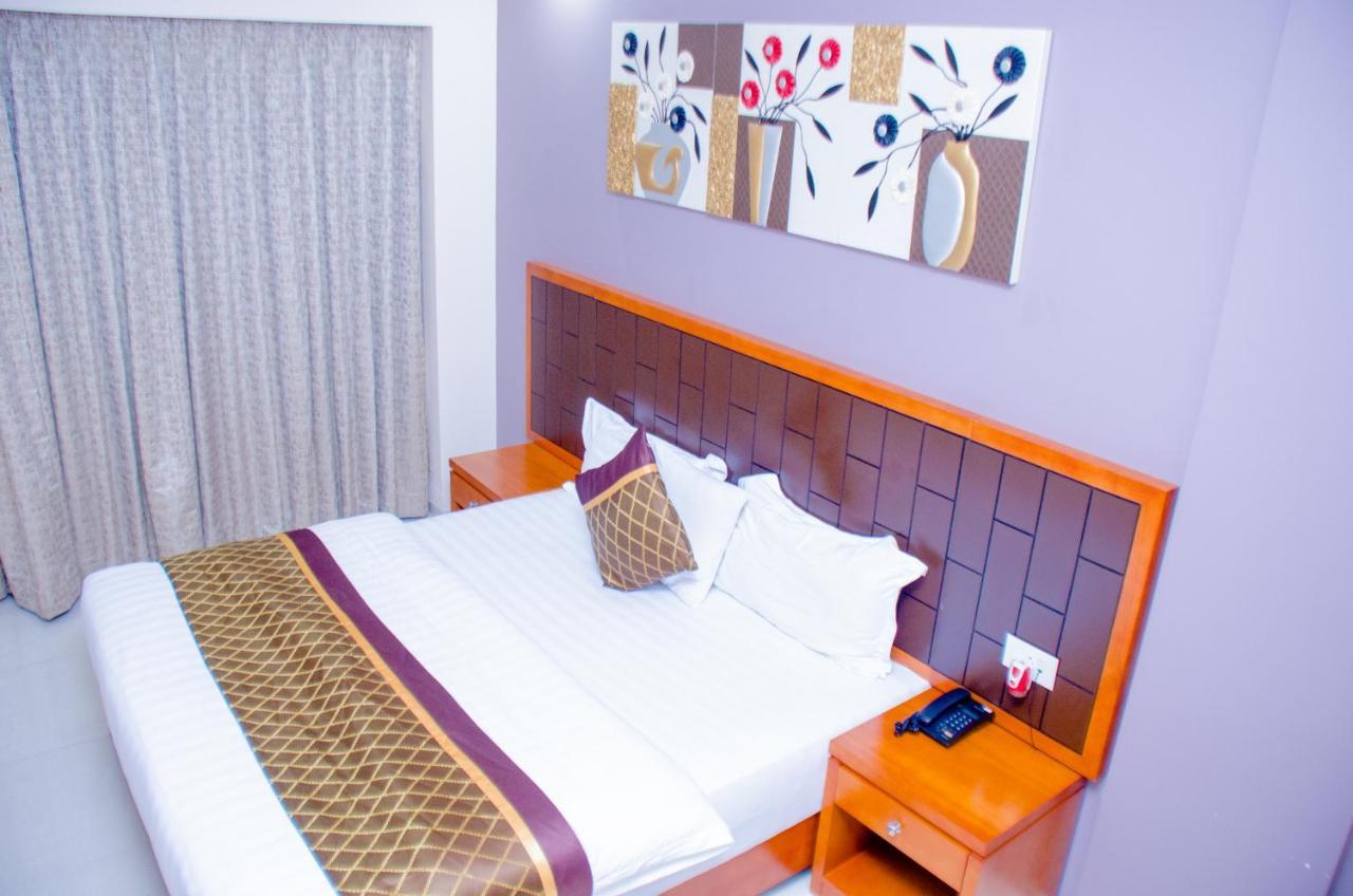 Hotel Platinum 金沙萨 外观 照片